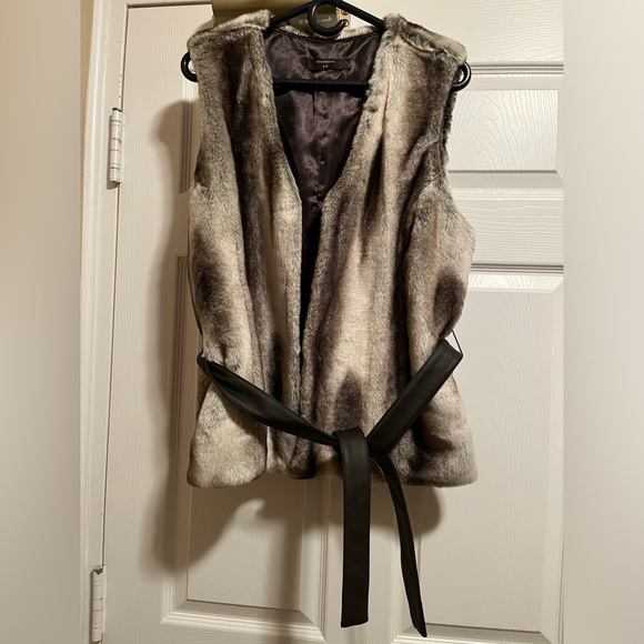 Denver Hayes Faux Fur Vest with Leather Belt - Picture 1 of 4